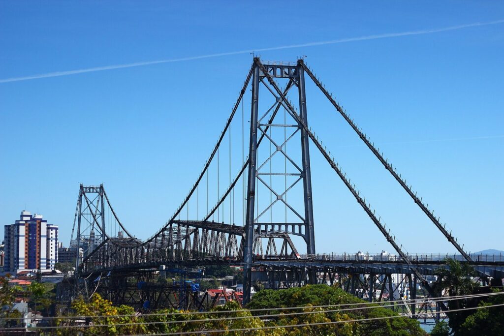 The Hercílio Luz suspension bridge between the island and the mainland, under a clear sky