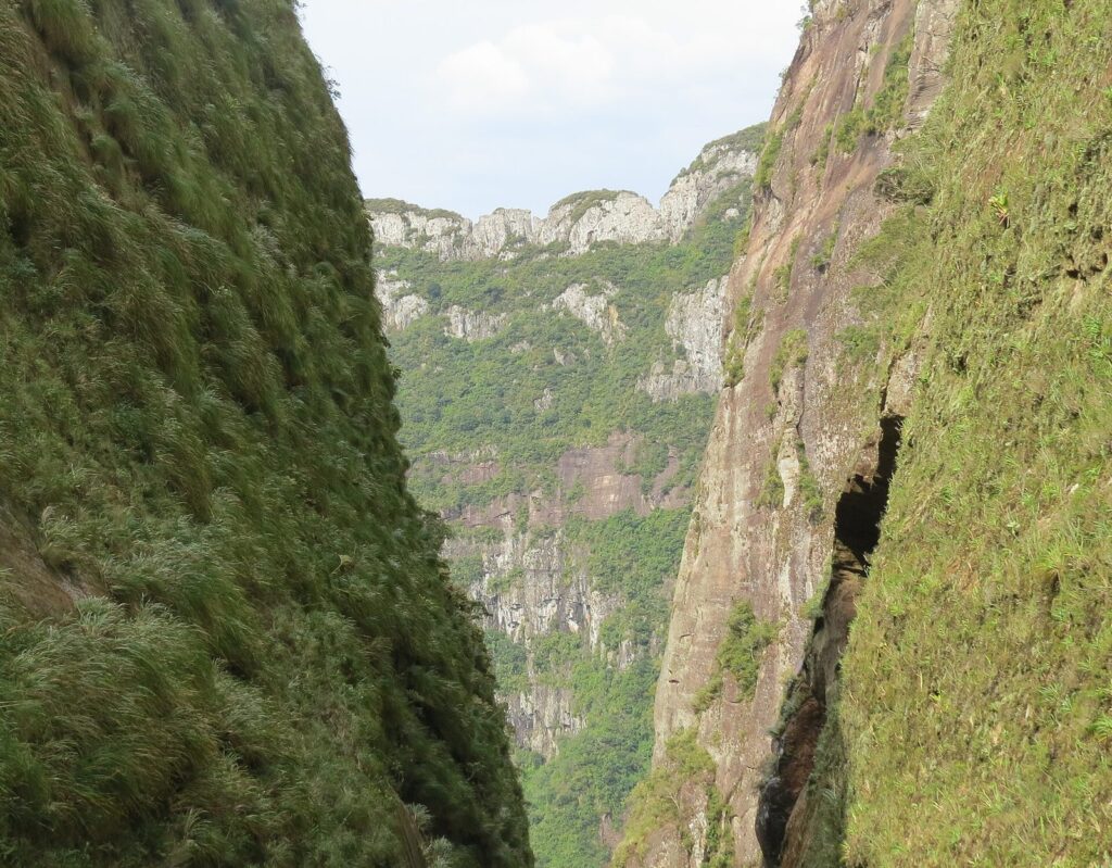 The deep road cut through the cliffs of Serra do Corvo Branco